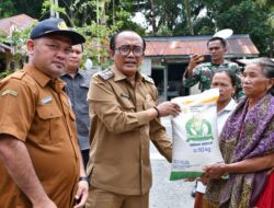 Wakil Bupati Samosir Salurkan Bantuan Pangan Beras CPP Bagi Masyarakat Kurang Mampu