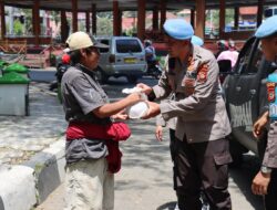 Wujud Kepedulian, Sipropam Polres Tana Toraja Gelar Jumat Berbagi di Pasar Seni Makale