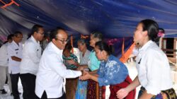 Pemkab. Samosir Serahkan Adminduk dan Uang Tunai Kepada Korban Kebakaran Sidaji