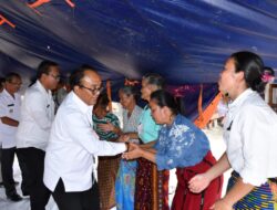 Pemkab. Samosir Serahkan Adminduk dan Uang Tunai Kepada Korban Kebakaran Sidaji