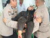 Aksi Cepat Personel Propam Polres Samosir bantu korban kecelakaan di Jalan Tolping, Simanindo