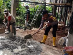 Gotong Royong Pengecoran Rumah Warga, Bhabinkamtibmas Tunjukkan Kedekatan dengan Masyarakat