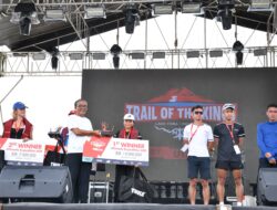 Wabup Samosir Ariston Tua Sidauruk Serahkan Hadiah Juara TOTK