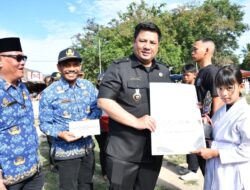 Selesai Upacara Peringatan Hari Sumpah Pemuda Ke-97, Bupati Samosir Serahkan Penghargaan Kepada Atlet Berprestasi