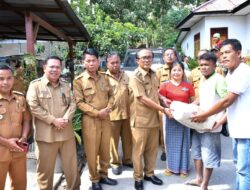 Wabup Samosir Bantu Warga Korban Bencana Angin Puting Beliung