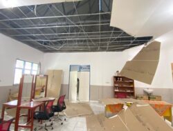 Plafond 3 Ruang Kelas SMKN 1 Sibirubiru Rubuh Akibat Hujan dan Angin Kencang