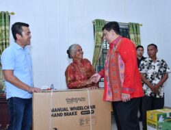 Bupati Samosir Serahkan Bantuan Atensi Penyandang Disabilitas
