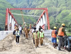 Bupati Samosir Monitoring Pembangunan Jembatan Sitapigagan dan Pengaspalan Jalan