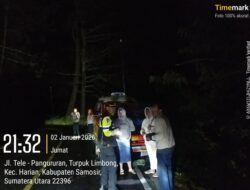 Polres Samosir Sigap Bantu Pengendara Mobil Rusak di Perbukitan Tele