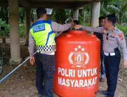 Polres Aceh Barat Peduli Pascabencana, Satlantas Salurkan Bantuan Air Bersih di Woyla Barat