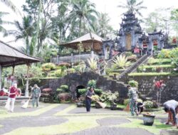 Wujud Toleransi, Satgas TMMD Ke 127 Kodim 0808/Blitar Bersihkan Pura Agung Arga Sonya