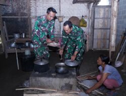 Kebersamaan TMMD Ke 127 Kodim 0808/Blitar, “Anggota Satgas Bantu Warga Memasak di Dapur”