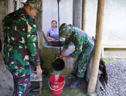 Wujudkan Kemanunggalan, Satgas TMMD Ke 127 Kodim 0808/Blitar Ringankan Beban Warga Menimba Air