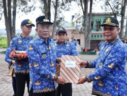 Wabup Samosir Serahkan SK Pensiun 40 PNS, Tekankan Pengabdian dan Kekompakan ASN