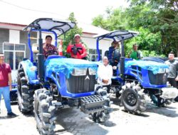 Pemkab. Samosir Serahkan Traktor Roda Empat dan Bibit Bawang Putih