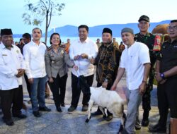 Jelang Hari Raya Idul Adha, Vandiko Serahkan Hewan Kurban Kepada Umat Muslim