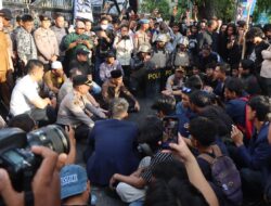 Kapolrestabes Medan Arahkan Personel Tetap Humanis dalam Pengamanan Aksi KBMN di DPRD Sumut
